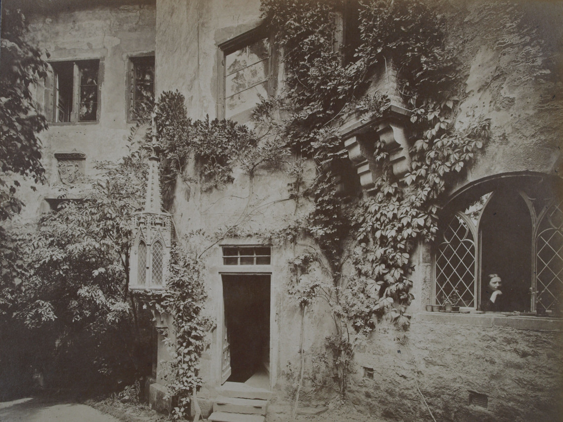 Eine Schwarz-Weiß-Fotografie von dem Treppenturm der Mildenburg