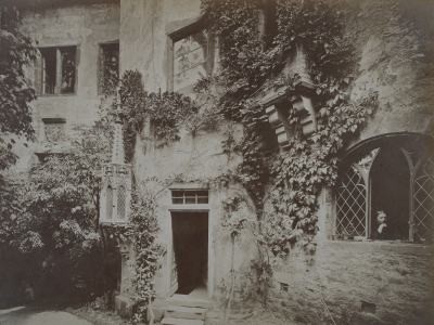 Eine Schwarz-Weiß-Fotografie von dem Treppenturm der Mildenburg