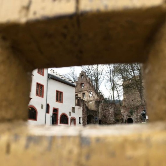 Der Blick auf den Innenhof der Mildenburg durch ein Loch in der Mauer