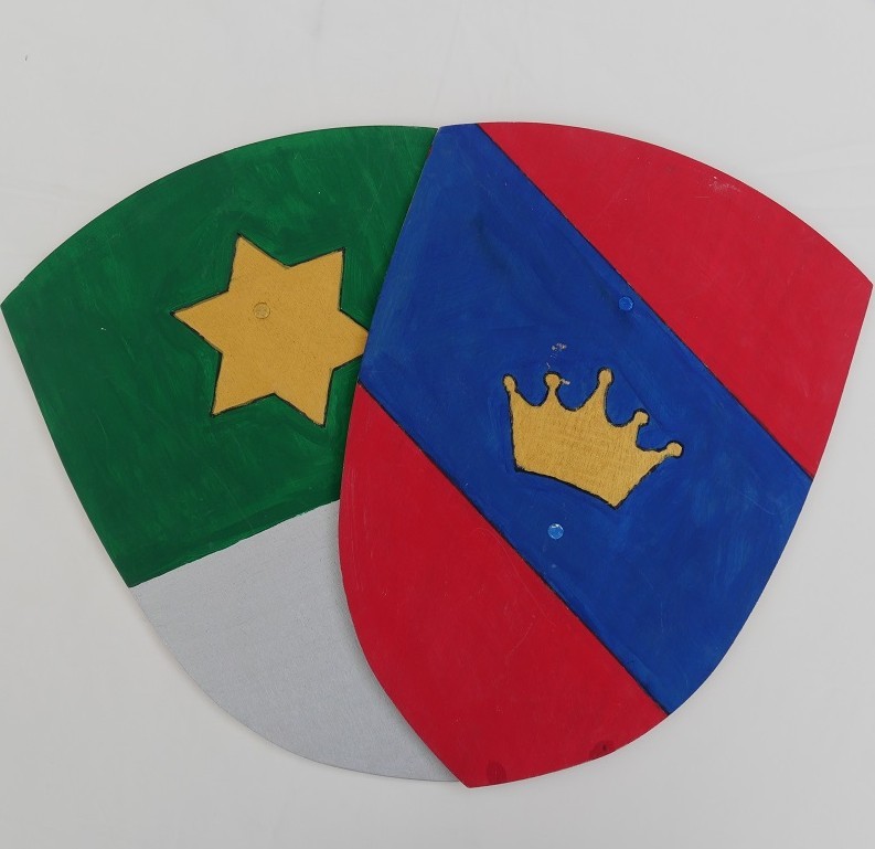 Ein weiß, grünes Wappen mit einem Stern und ein rot blaues Wappen mit einer Krone